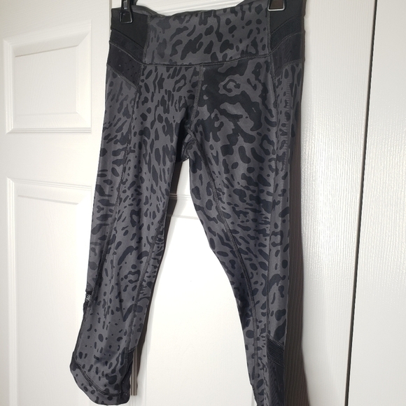 Lululemon Just Breathe Crop Animal Swirl Deep Coal Light / Black size 6. - Picture 9 of 12